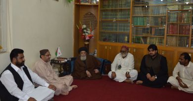 علامہ اصغر علی نقوی ، پیرزادہ نجم الحسن صدیقی اور نجم علی باقر حر کی سرکردگی میں خیر پور میرس سندھ کا وفد قائد ملت جعفریہ سے ملاقات کررہا ہے