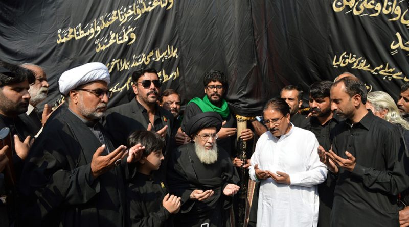 جلوس اربعین کے دوران قائد ملت جعفریہ آغا حامد موسوی علم کی زیارت کررہے ہیں ۔