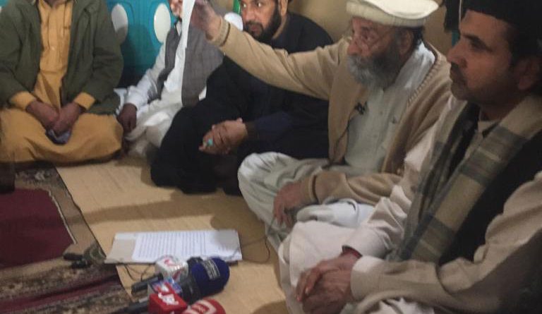 ڈیرہ اسماعیل خان :تحریک نفاذ فقہ جعفریہ کے سیکرٹری جنرل شجاعت علی بخاری امامیہ مسجد میں پریس کانفرنس سے خطاب کررہے ہیں ۔