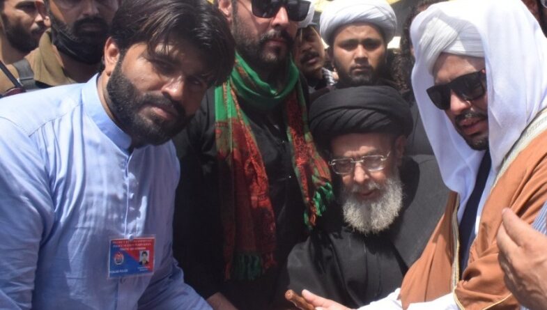 اہلسنت علماء و مشائخ جلوس عزا کے دوران قائد ملت جعفریہ آغا سید حامد علی شاہ موسوی کو تعزیت پیش کررہے ہیں ۔