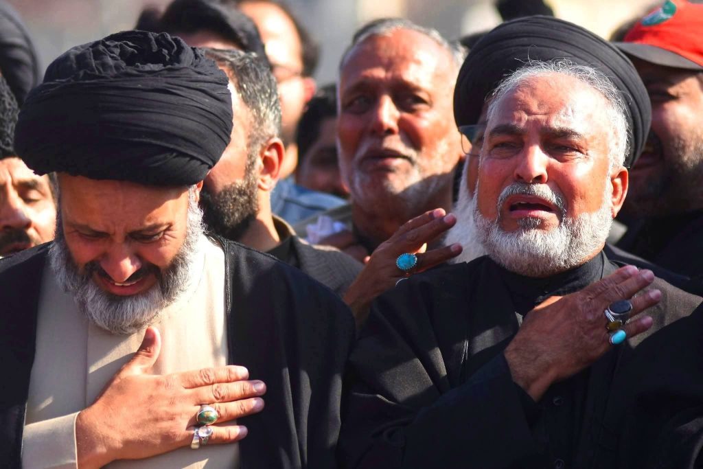 سربراہ تحریک نفاذ فقہ جعفریہ علامہ حسین مقدسی اور علامہ بشارت حسین امامی شہدائے ترلائی کلاں کے اجتماعی جنازوں میں گریہ کناں ہیں۔